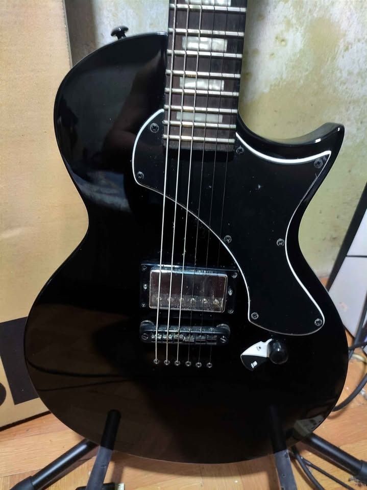 ESP LTD ECLIPSE EC201FT (Category: Musical Instruments) located in Kuala Lumpur. Submitted by idencore2nd (Listing ID 1467884332, Image 3). Description: Bought 12 May 2026 Condition 9.9/10 like new body no scratch or dented All original parts Got box Self collect Bukit Jalil or Cod nearby area. Puchong / Serdang / Seri Kembangan.