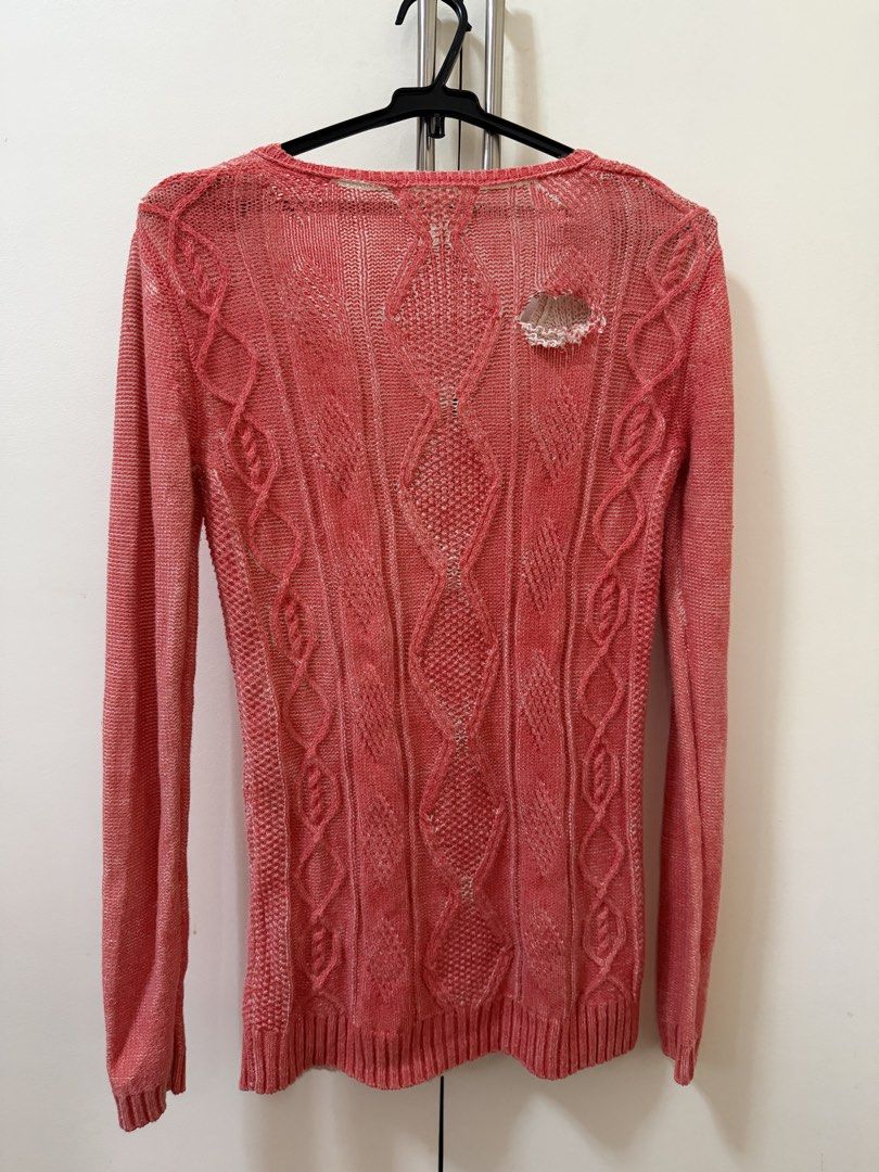 Esprit Long Sleeve Top (Category: Longsleeves) located in Cebu City. Submitted by daisyblooms_blue (Listing ID 1467866486, Image 3). Description: Decluttering from my closet, has a tear at the back (Can be sewn still) Mode of Payment: - Gcash - Cash (For buyers within Cebu City) - Metrobank (Bank Transfer) For Buyers Within Cebu: - Maxim - Angkas Padala Can do Shipping via: (For Buyers Outside Cebu) - J&T Express Location: - Cebu City.