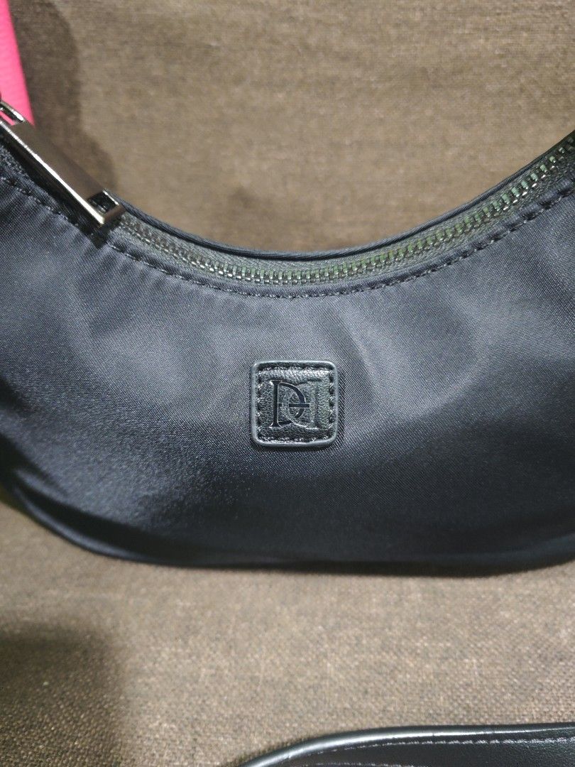 Esquire mini kili/sling bag (Category: Cross-body Bags) located in Pili. Submitted by zaneombao03491 (Listing ID 1467985203, Image 2). Description: .