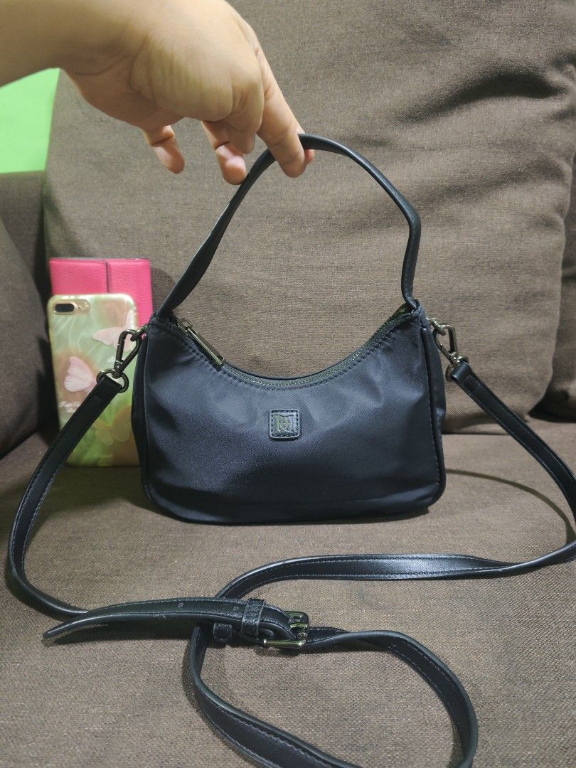 Esquire mini kili/sling bag (Category: Cross-body Bags) located in Pili. Submitted by zaneombao03491 (Listing ID 1467985203, Image 1). Description: .