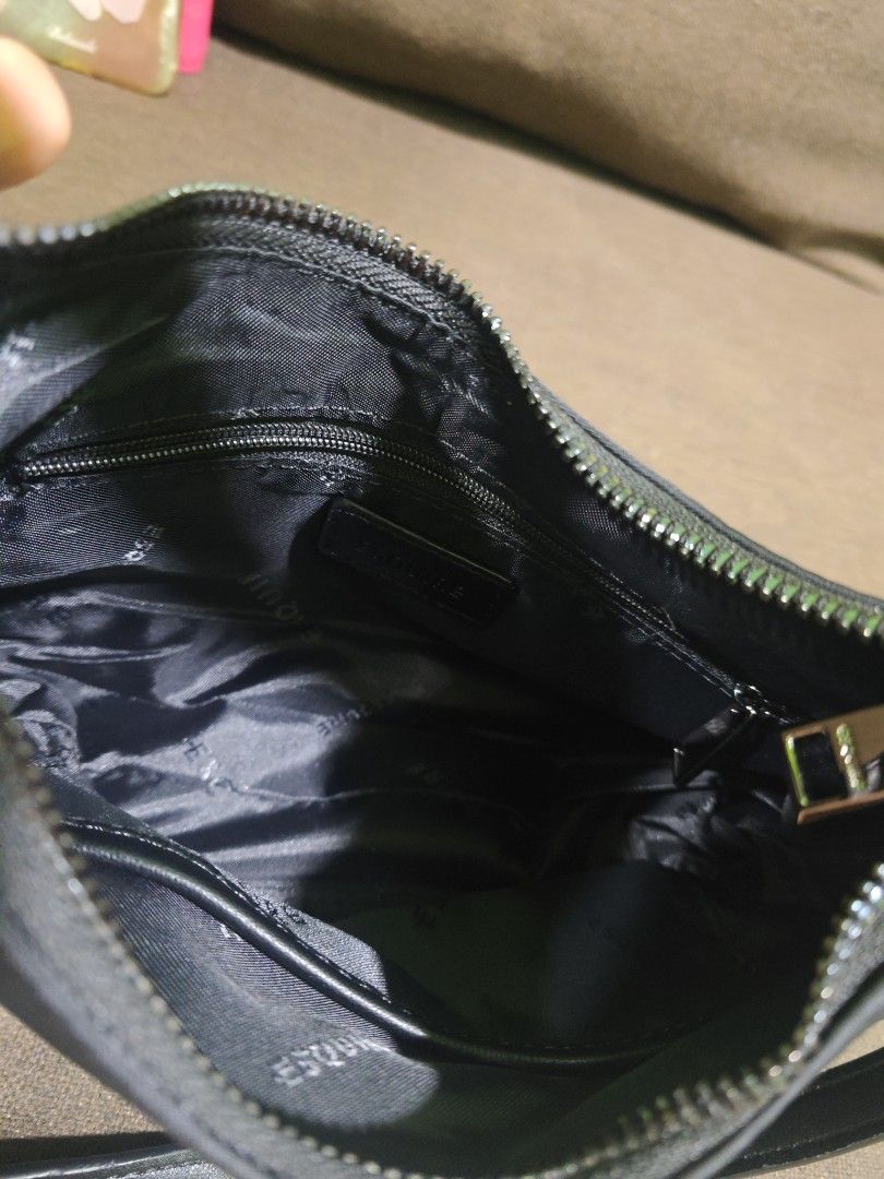 Esquire mini kili/sling bag (Category: Cross-body Bags) located in Pili. Submitted by zaneombao03491 (Listing ID 1467985203, Image 3). Description: .