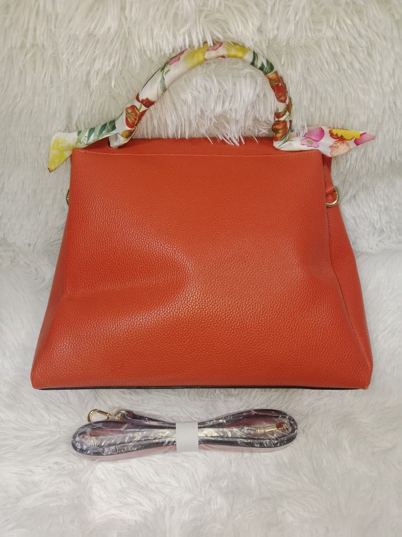 Estee Lauder (Category: Cross-body Bags) located in Quezon City. Submitted by zhelcloset01 (Listing ID 1467916469, Image 2). Description: .