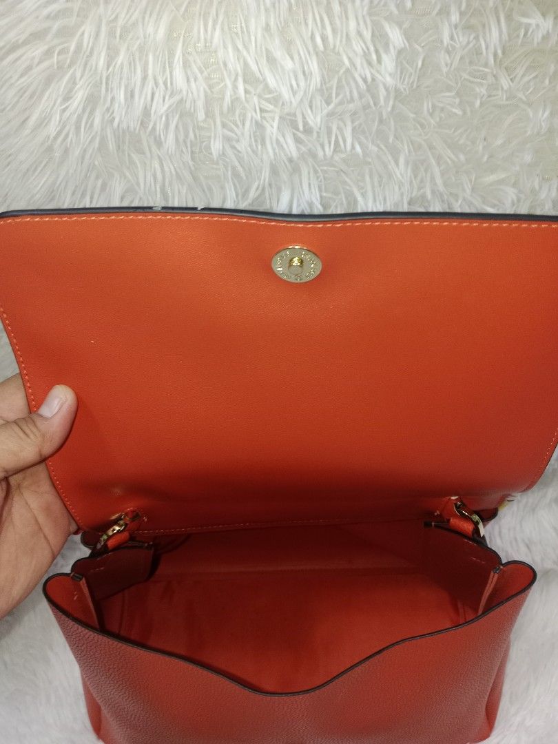 Estee Lauder (Category: Cross-body Bags) located in Quezon City. Submitted by zhelcloset01 (Listing ID 1467916469, Image 3). Description: .