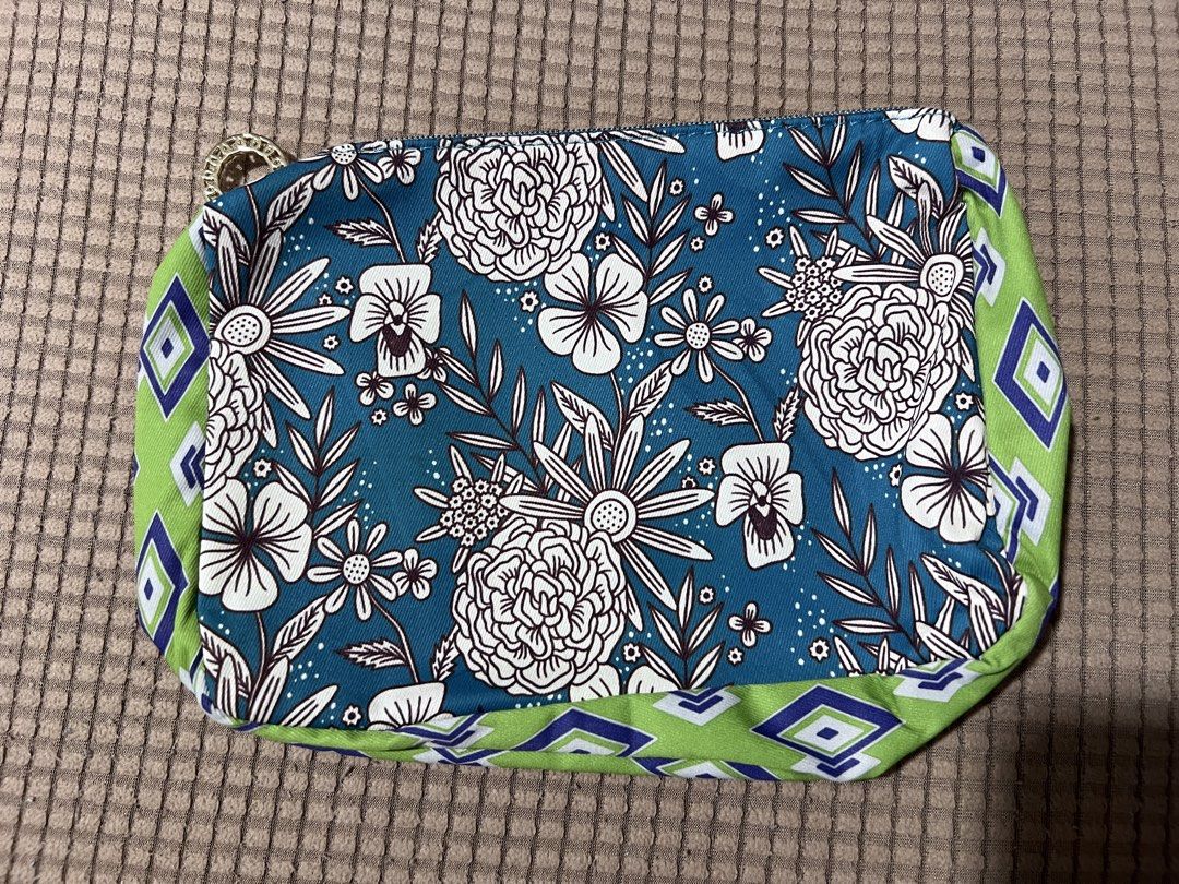 Estee Lauder Pouch (Category: Purses & Pouches) located in Bacoor. Submitted by momofkas1 (Listing ID 1467841439, Image 2). Description: .