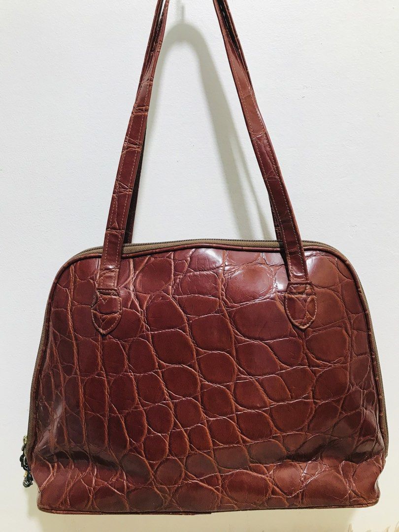 ESTEE LAUDER SHOULDER BAG (Category: Shoulder Bags) located in Gamu. Submitted by 2022bagsbunny (Listing ID 1468007270, Image 2). Description: .