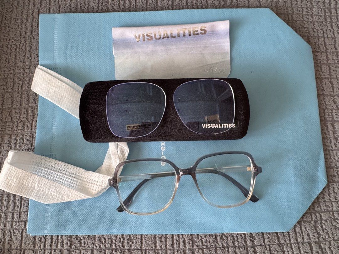 Executive Optical 2-Tone Eyeglasses (Category: Sunglasses & Eyewear) located in Mandaluyong City. Submitted by axos723 (Listing ID 1468030248, Image 2). Description: ➡️Please read item description carefully below (click read more 👇) ➡️Personal Preloved ➡️Item is AVAILABLE ➡️1-Day Reservation only ➡️First to pay gets the item ➡️For SURE BUYERS only please. -Price: P580+ SF -Brand: Executive Optical -Left Lens-No grade. Right Lens-not sure if +0.2