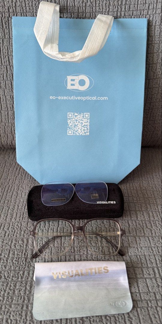 Executive Optical 2-Tone Eyeglasses (Category: Sunglasses & Eyewear) located in Mandaluyong City. Submitted by axos723 (Listing ID 1468030248, Image 1). Description: ➡️Please read item description carefully below (click read more 👇) ➡️Personal Preloved ➡️Item is AVAILABLE ➡️1-Day Reservation only ➡️First to pay gets the item ➡️For SURE BUYERS only please. -Price: P580+ SF -Brand: Executive Optical -Left Lens-No grade. Right Lens-not sure if +0.2