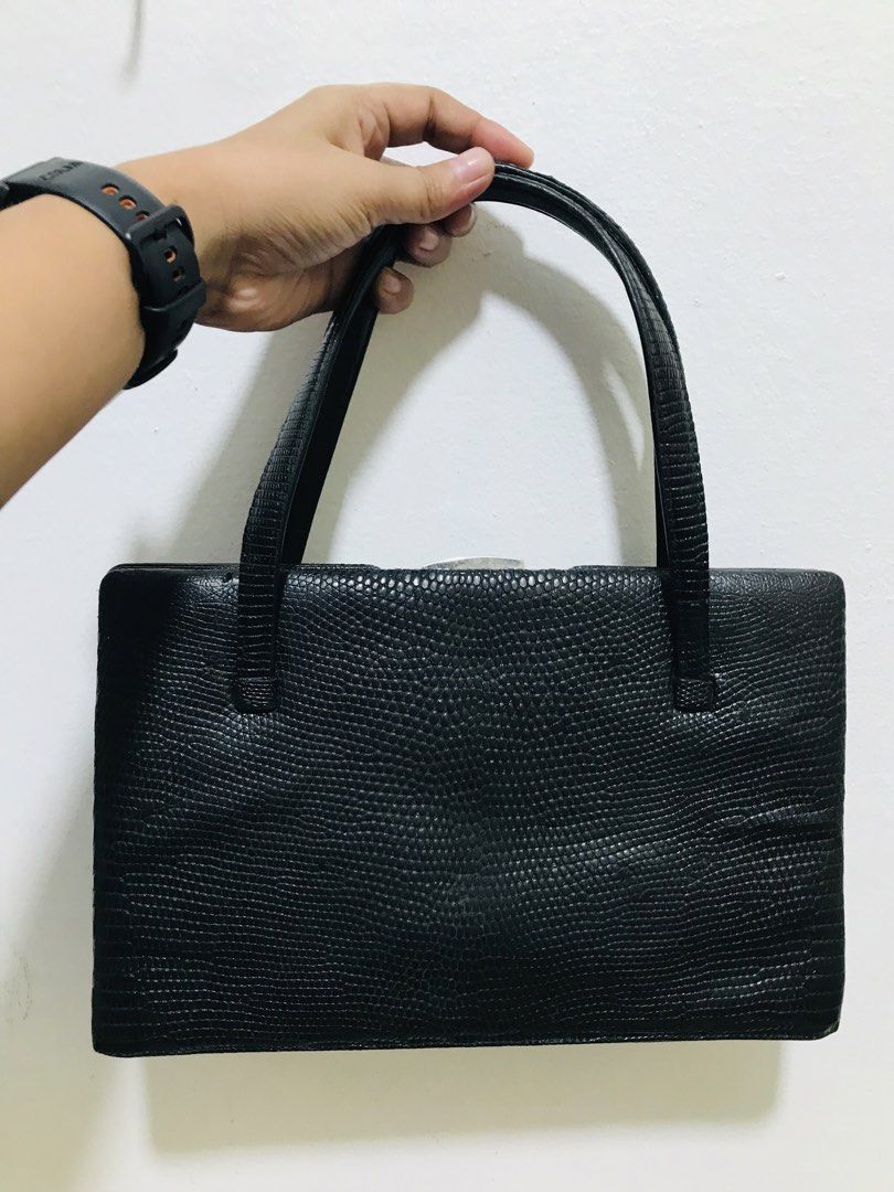 EXOTIC REPTILE SKIN HANDBAG (Category: Luxury Bags & Wallets) located in Gamu. Submitted by 2022bagsbunny (Listing ID 1468011223, Image 1). Description: .