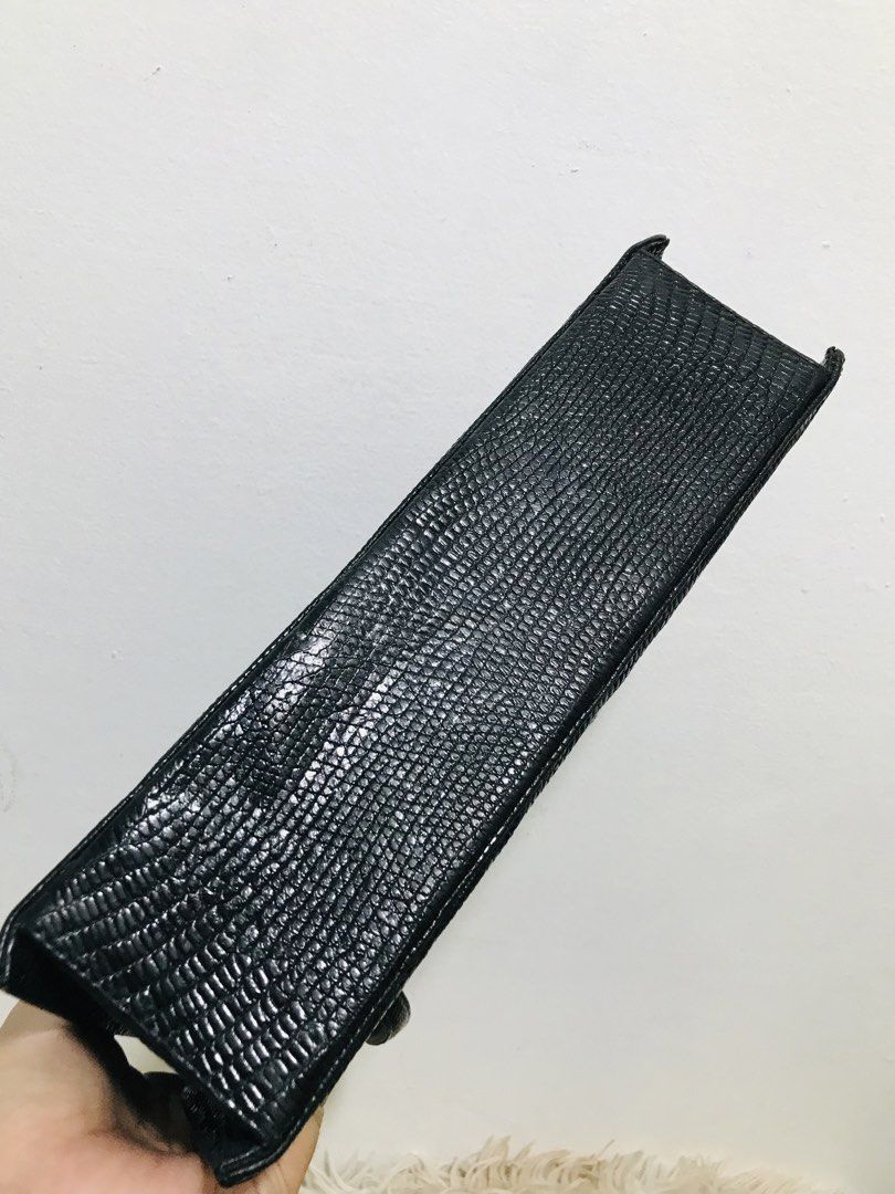 EXOTIC REPTILE SKIN HANDBAG (Category: Luxury Bags & Wallets) located in Gamu. Submitted by 2022bagsbunny (Listing ID 1468011223, Image 3). Description: .