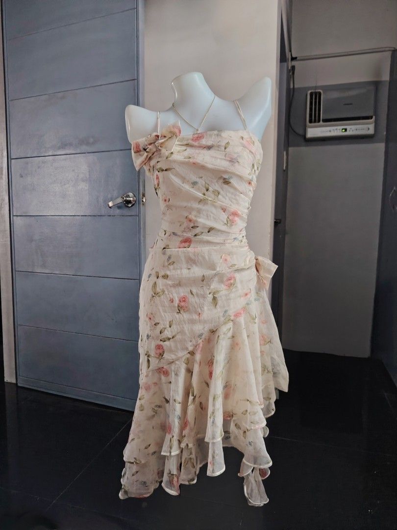 fairy like dress 🪽 (Category: Dresses) located in Hermosa. Submitted by lcvelycath (Listing ID 1467881910, Image 3). Description: size: s-l mine: ₱799 bid: ₱+10 lock: ₱1199 (shipped) EOB: sunday—october 18, 2026 °. thrifted, pre-loved, or brand new but ready to wear (some aren't bcs i don't have the time to wash them, very sorryy :<) colors may vary due to lightning & quality 𐙚 °. check details before mine joy miners will be posted :> 𐙚 °. pay