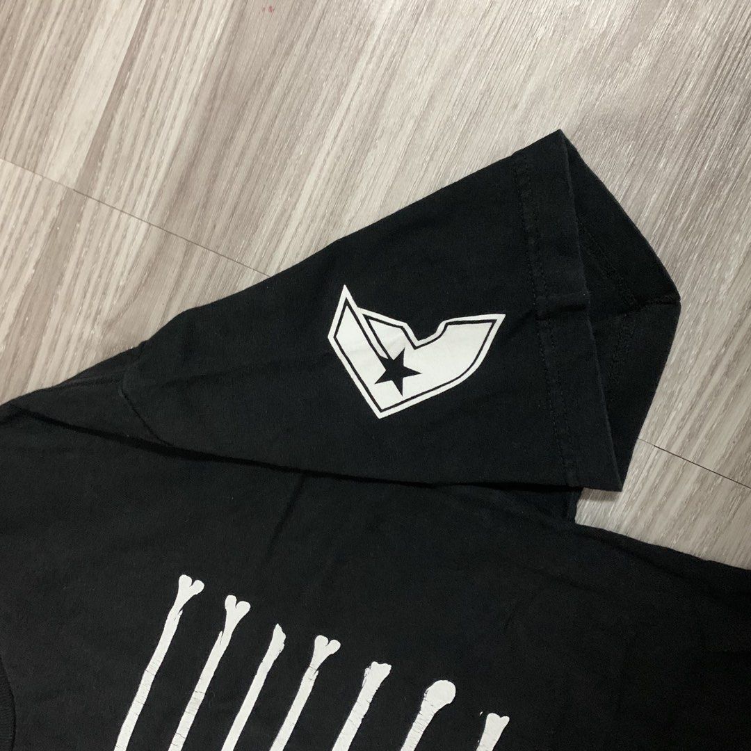 Famous (Category: Tshirts & Polo Shirts ) located in Cavite. Submitted by yobubsss (Listing ID 1468048065, Image 3). Description: Size large 21w 29L Good condition Issue hairline.