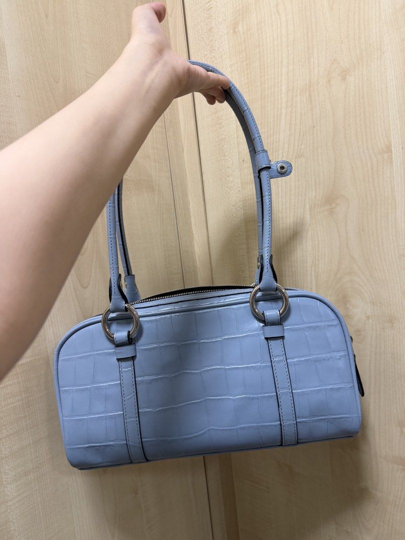 Fino East West Bag BLUE (Category: Shoulder Bags) located in Quezon City. Submitted by favesforless (Listing ID 1467951977, Image 3). Description: Used once Bought for 13k from Fino Rockwell No flaws/damage Condition 10/10.