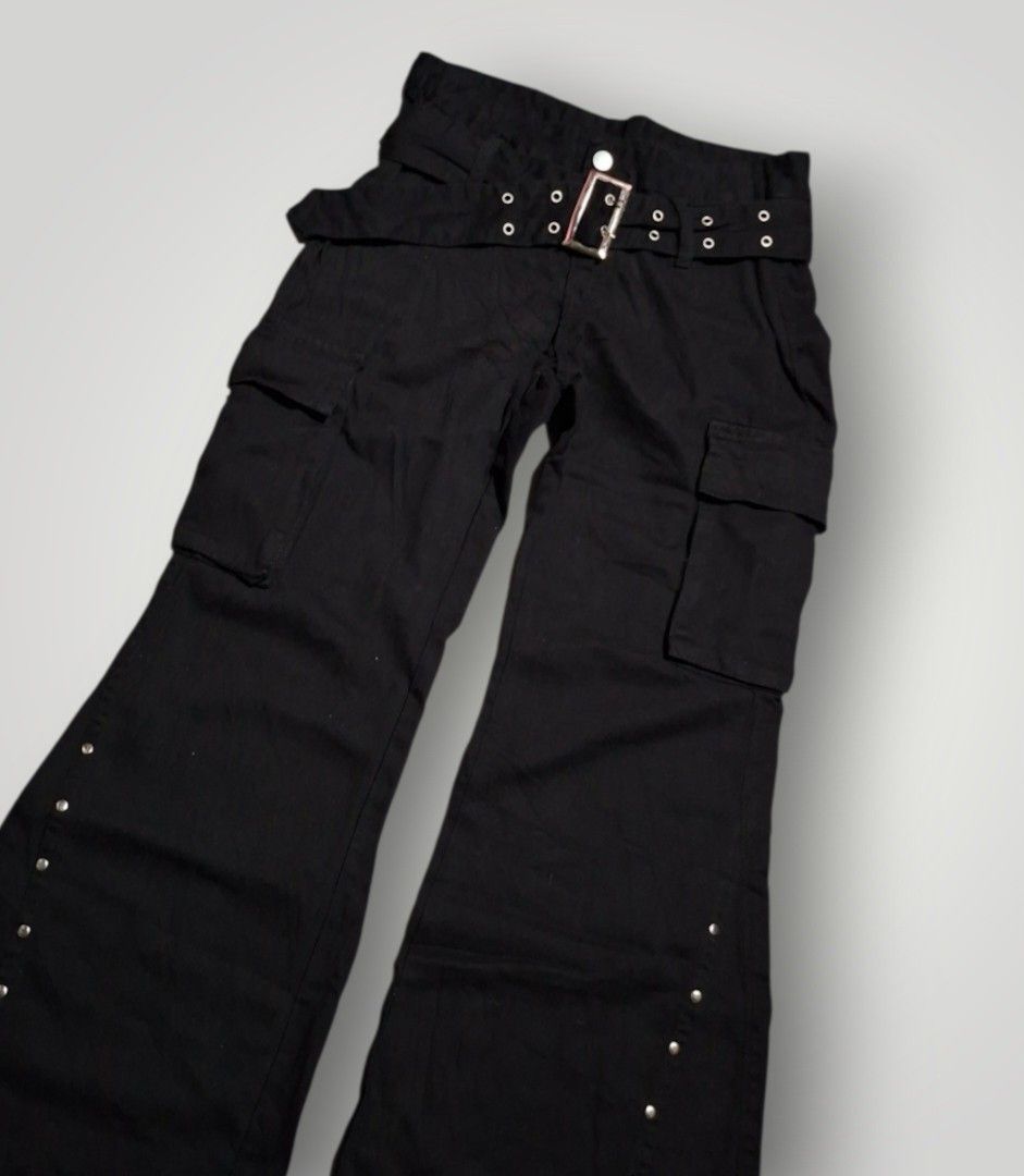 Flared jeans y2k (Category: Jeans) located in Manila. Submitted by markjethro.rubenta (Listing ID 1467848166, Image 2). Description: Flared Leg with side pockets Dimes : Waistline 28-30 x Haba 41 Condition & Color rate : Like New Condition 💯 Issue: 🙅‍♂️ ❌️ Item price: Presyohan nyo nalang, p.m me Location: Iligan City ( JNT Courier )📌 Message me lang Po for more inquiries 📥.