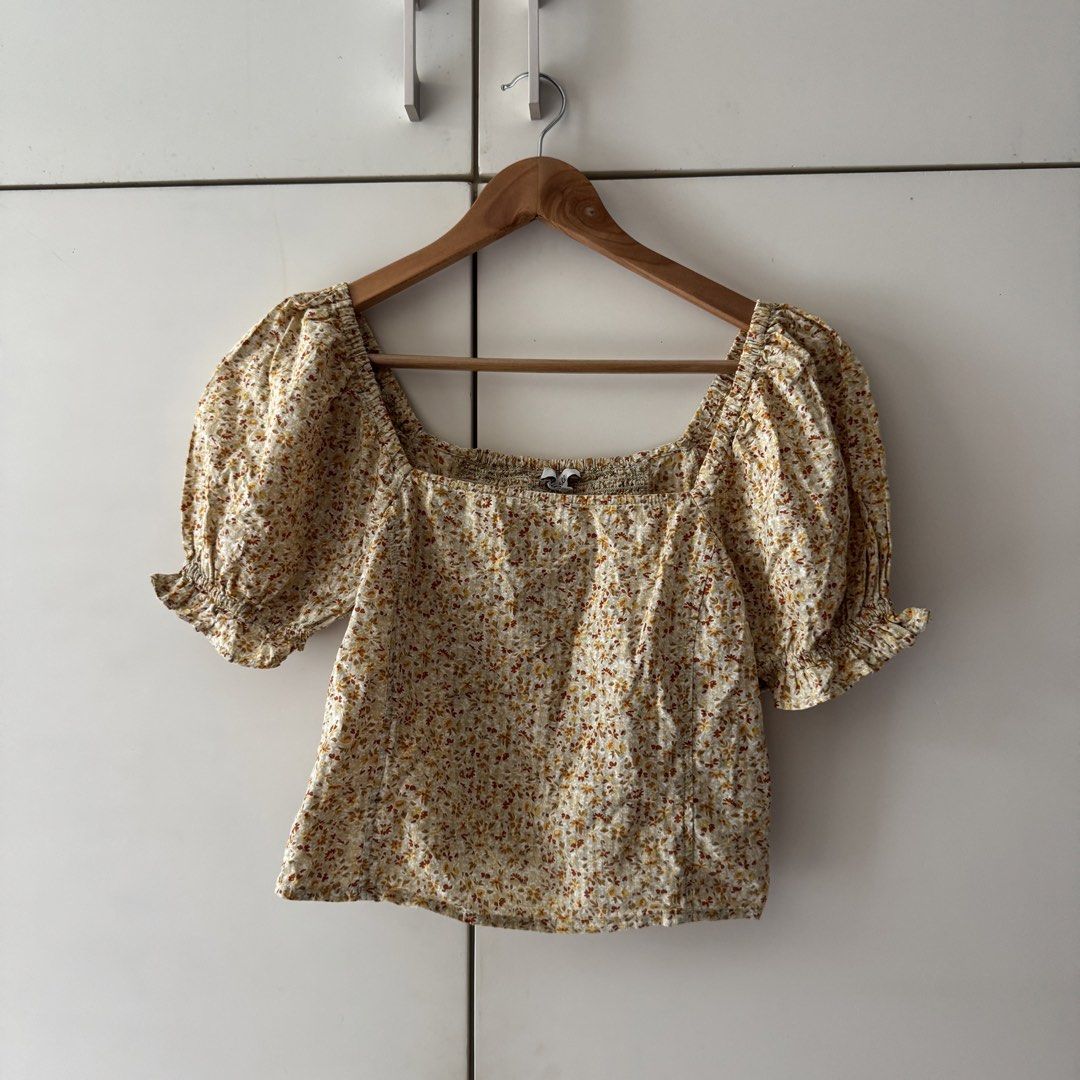 floral blouse w/ puff sleeve (Category: Blouses) located in Paranaque City. Submitted by ursaturdayfaves (Listing ID 1467921543, Image 1). Description: .