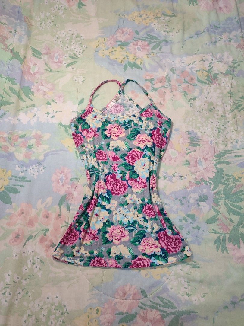 Floral Camisole Tank Top (Category: Sleeveless) located in Jaen. Submitted by roxantiago (Listing ID 1468033020, Image 1). Description: .