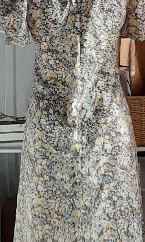 Floral Midi Dress (Category: Dresses) located in Batangas. Submitted by norskieshoppe (Listing ID 1467908714, Image 2). Description: medium-semi- large nakaka- sexy ang fit challis fabric nicer when worn.