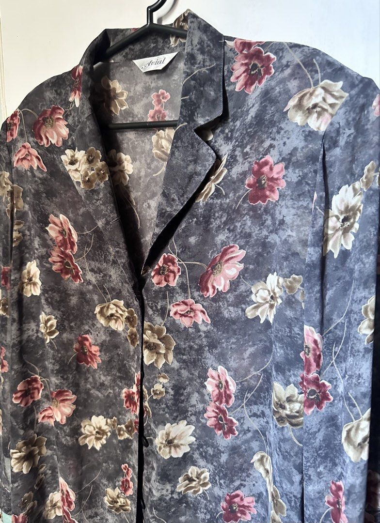 Floral longsleeve (Category: Longsleeves) located in Cavite. Submitted by chicfinds.slay (Listing ID 1467938093, Image 3). Description: ✨best fit medium to large bodyframe ✨perfect for corporate/formal/office attire ✨w/paha on shoulder for more structured look ✨like a soft blazer button down.