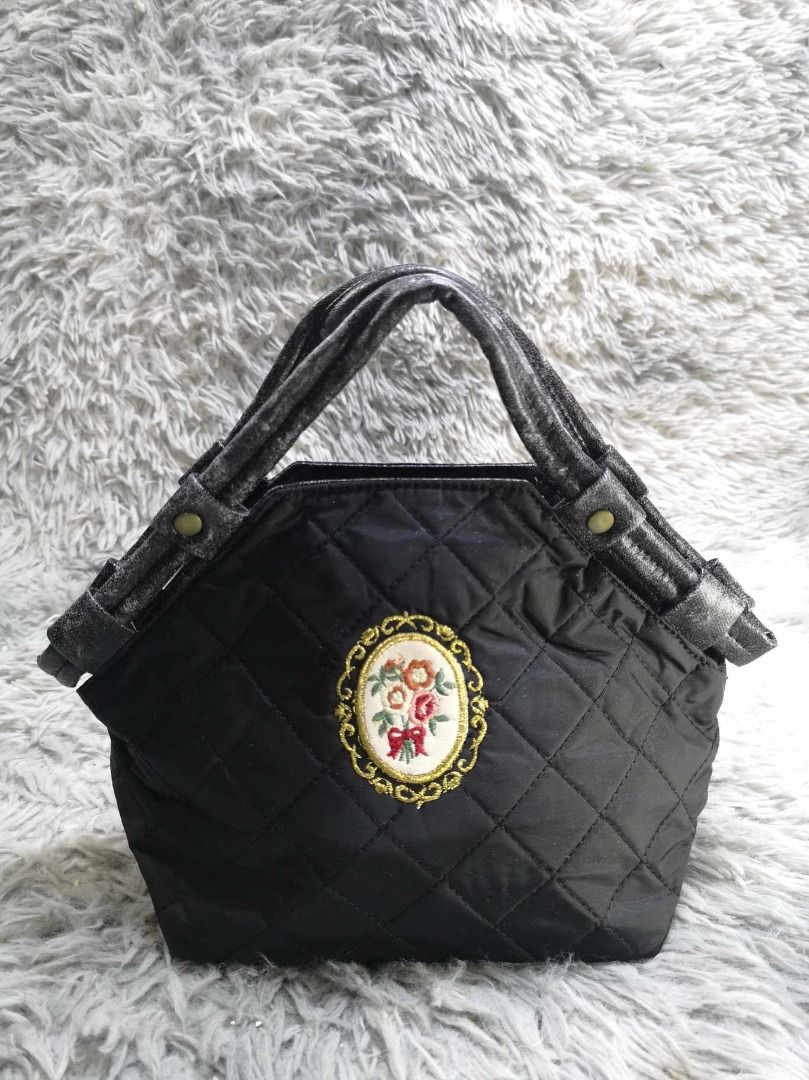 Floral patch design Zipper Closure Hand Bag (Category: Purses & Pouches) located in Santa Cruz. Submitted by jmy_surplus.2 (Listing ID 1467915834, Image 1). Description: Size ; L - 7.6 W - 11 Color ; Black Type ; Hand bag Brand ; No Brand Material ; Nylon Style ; Black Quilted Hand bag LG 117 JMY 3 Batch #225.