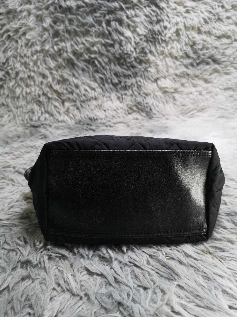 Floral patch design Zipper Closure Hand Bag (Category: Purses & Pouches) located in Santa Cruz. Submitted by jmy_surplus.2 (Listing ID 1467915834, Image 2). Description: Size ; L - 7.6 W - 11 Color ; Black Type ; Hand bag Brand ; No Brand Material ; Nylon Style ; Black Quilted Hand bag LG 117 JMY 3 Batch #225.