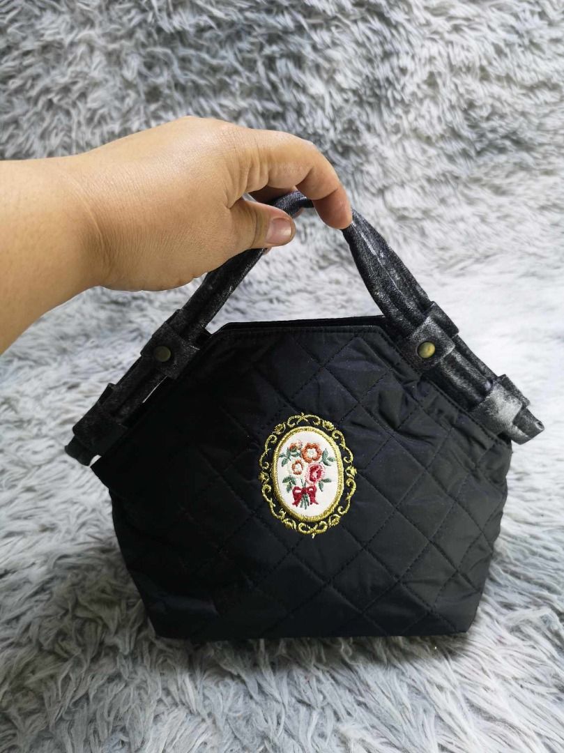 Floral patch design Zipper Closure Hand Bag (Category: Purses & Pouches) located in Santa Cruz. Submitted by jmy_surplus.2 (Listing ID 1467915834, Image 3). Description: Size ; L - 7.6 W - 11 Color ; Black Type ; Hand bag Brand ; No Brand Material ; Nylon Style ; Black Quilted Hand bag LG 117 JMY 3 Batch #225.