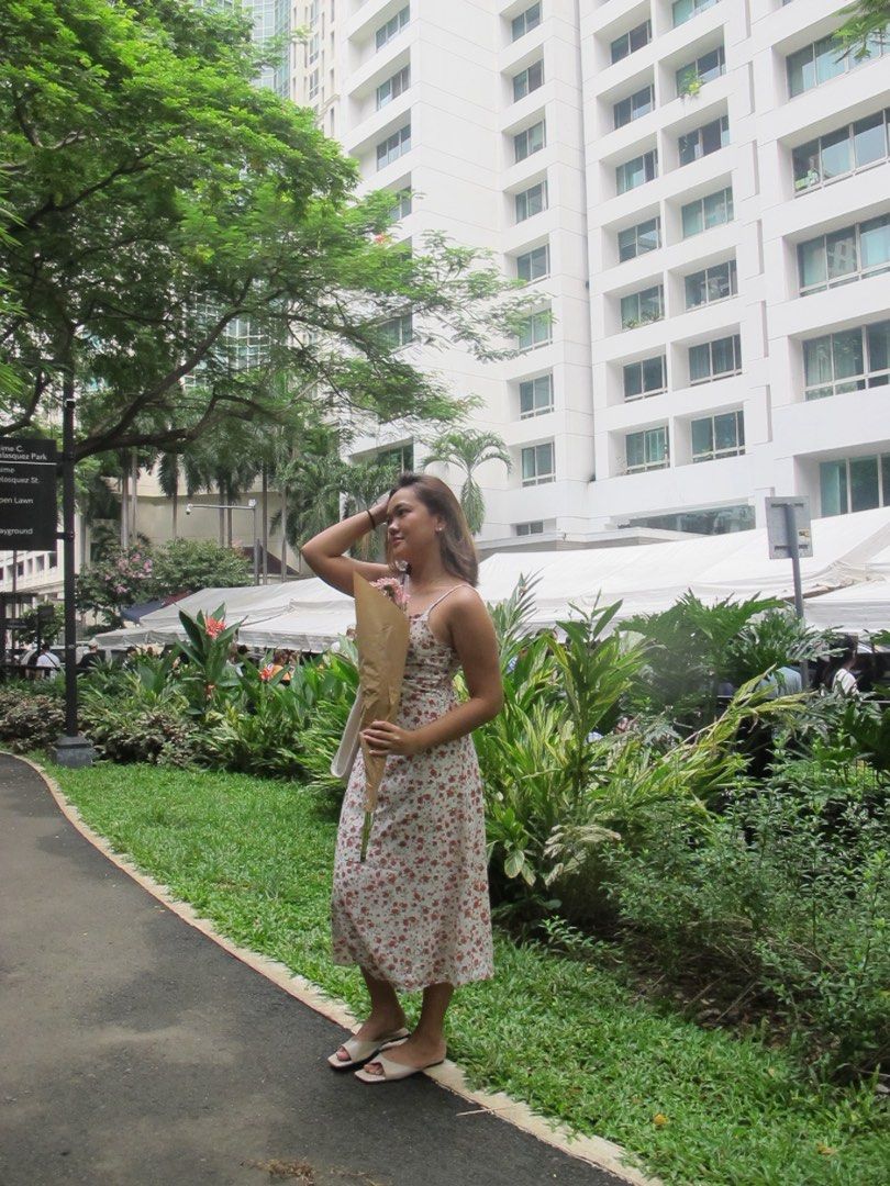Floral spaghetti strap midi dress (Category: Dresses) located in Quezon City. Submitted by jeysss (Listing ID 1467860737, Image 2). Description: Size: S-M White midi dress with a red floral pattern all over. Thin spaghetti straps and a sweetheart neckline. Lightweight fabric, great for warm weather or casual outdoor days. Hits around mid-calf length. .