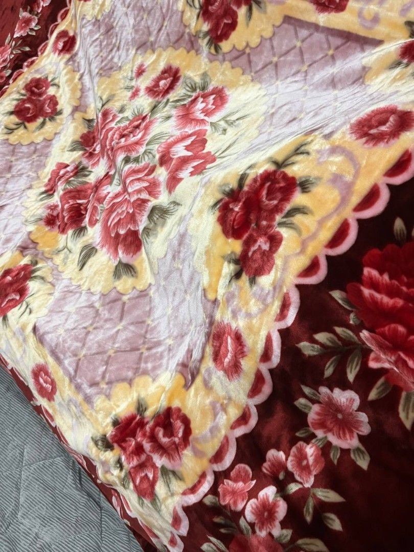 Focus Raschel blanket (Category: Bedding & Towels) located in Quezon City. Submitted by michypeachyy1 (Listing ID 1467911625, Image 3). Description: 1000 plus shipping only new condition.