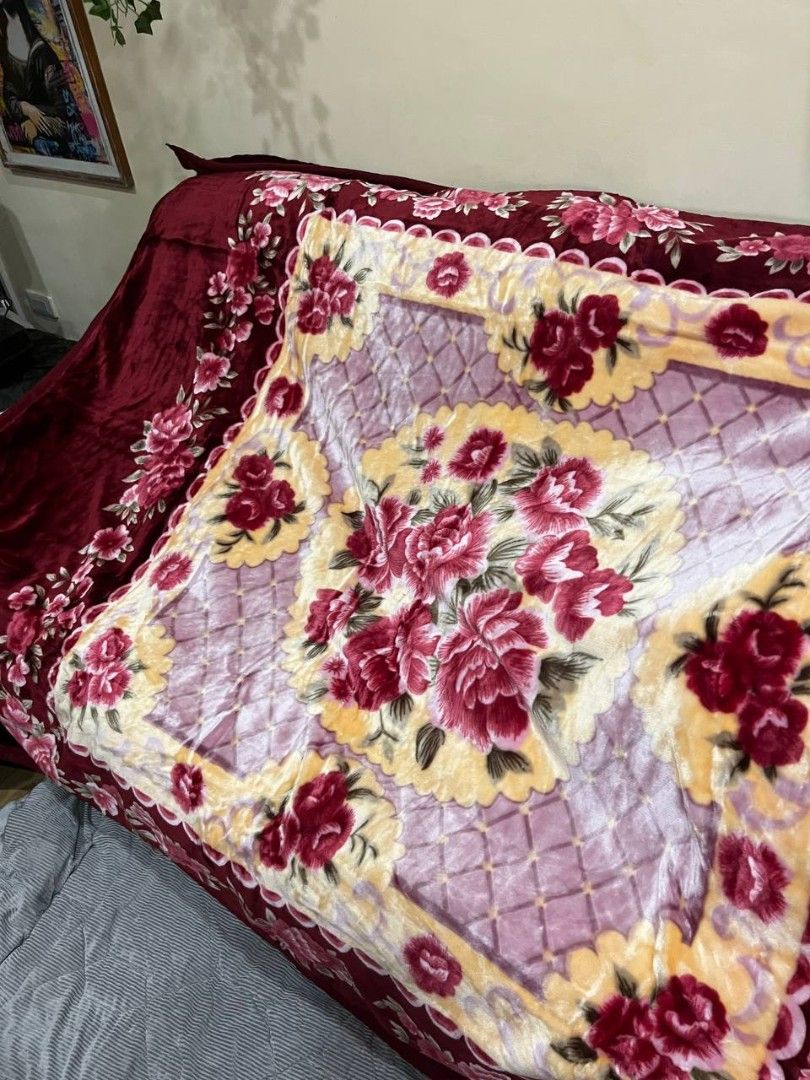Focus Raschel blanket (Category: Bedding & Towels) located in Quezon City. Submitted by michypeachyy1 (Listing ID 1467911625, Image 2). Description: 1000 plus shipping only new condition.