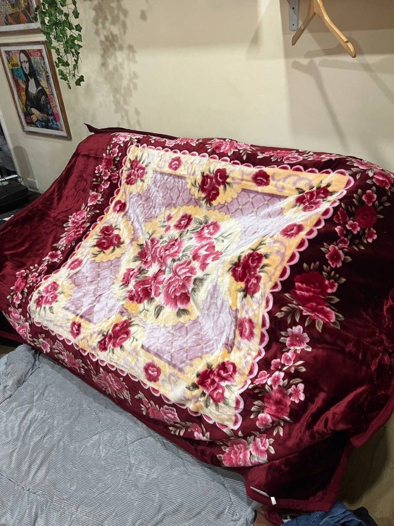 Focus Raschel blanket (Category: Bedding & Towels) located in Quezon City. Submitted by michypeachyy1 (Listing ID 1467911625, Image 1). Description: 1000 plus shipping only new condition.