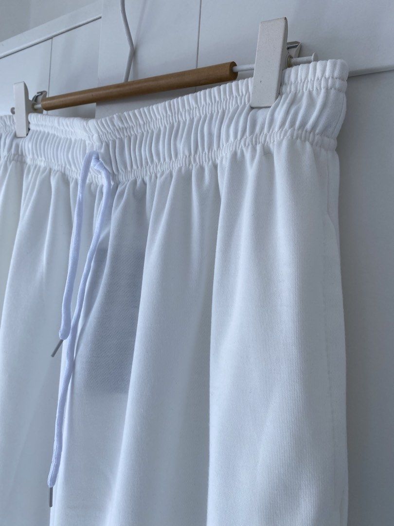 Folded & Hung White Sweatpants XL (Category: Joggers) located in Quezon City. Submitted by wearhouze (Listing ID 1467871073, Image 2). Description: - Brand: Folded & Hung - Color: White - Size: XL - Condition: Brand new with original tags attached - Features: Elastic waistband with matching drawstring - Material: Soft, comfortable fabric - Style: Casual lounge wear.