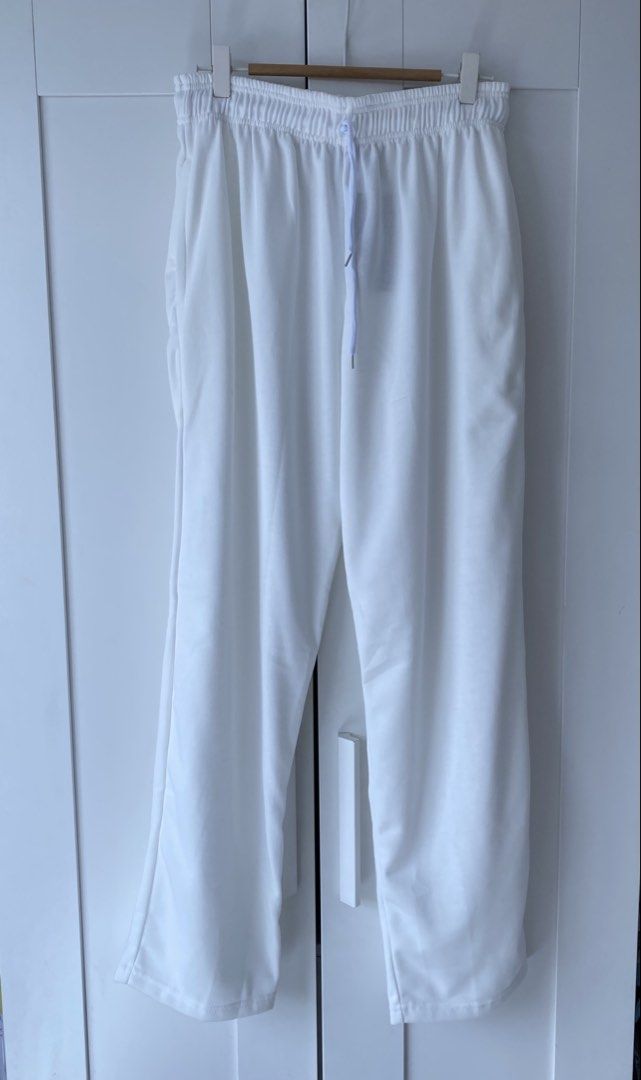 Folded & Hung White Sweatpants XL (Category: Joggers) located in Quezon City. Submitted by wearhouze (Listing ID 1467871073, Image 1). Description: - Brand: Folded & Hung - Color: White - Size: XL - Condition: Brand new with original tags attached - Features: Elastic waistband with matching drawstring - Material: Soft, comfortable fabric - Style: Casual lounge wear.