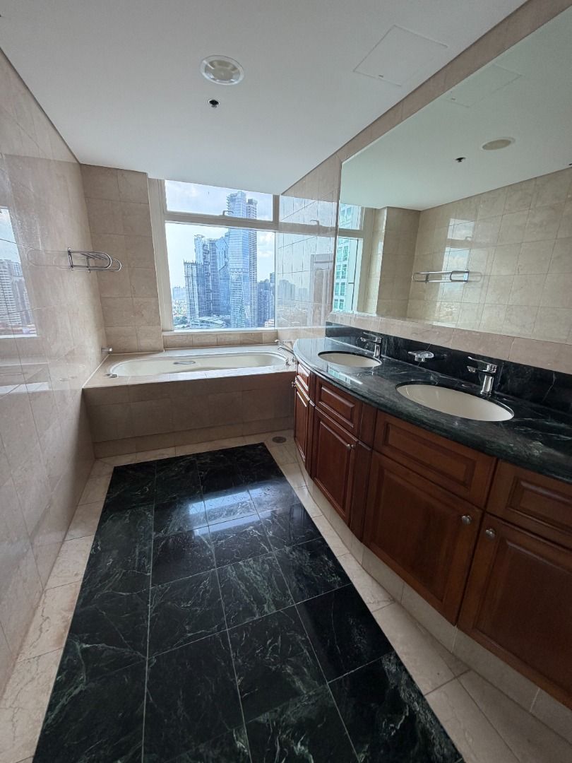 FOR LEASE: 3 BEDROOM AT ONE ROXAS TRIANGLE (Category: Apartments & Condos) located in Makati City. Submitted by remaxcapital_anyaambrosio (Listing ID 1467886575, Image 3). Description: FOR LEASE: ONE ROXAS TRIANGLE, MAKATI (Direct Listing) No of Bedrooms: 3 Area: 309 sqm Other details: - Unfurnished - 30th Floor Parking: 3 parking slots LEASE PRICE: PHP 265,000/month (Inclusive of dues) Please do not hesitate to contact us if you are interested i