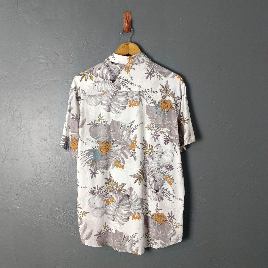 For Men - GUESS - Island Soul (Category: Tshirts & Polo Shirts ) located in Bacolod City. Submitted by drop.ph (Listing ID 1467959617, Image 2). Description: Guess - Island Soul Authentic *Size L - 22x28.5, 29.5 Back *Excellent *No Flaws *Price: 880php *Add SF if outside Bacolod City .