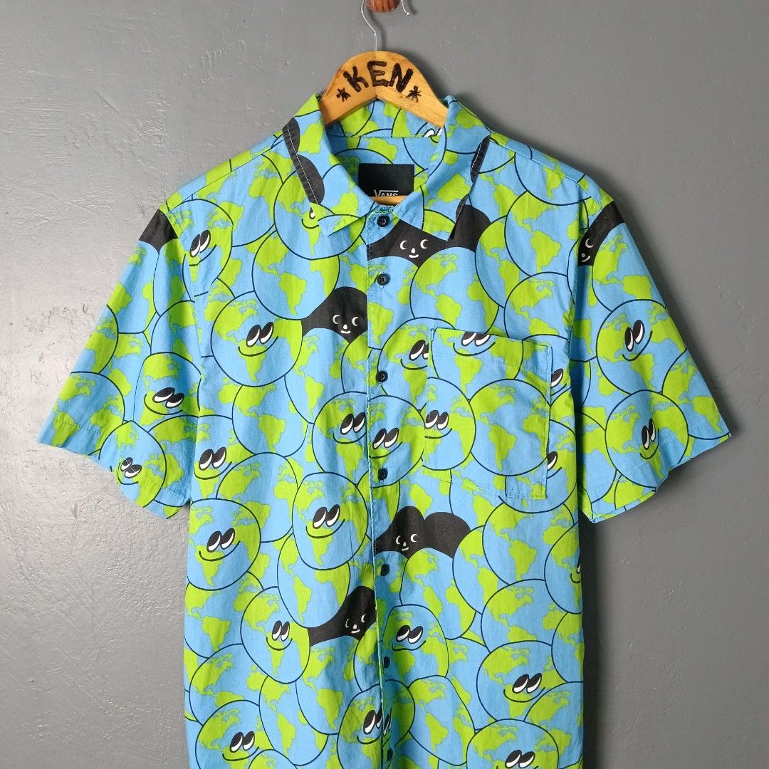 For Men - VANS - Playful Globe (Category: Tshirts & Polo Shirts ) located in Bacolod City. Submitted by drop.ph (Listing ID 1467962829, Image 3). Description: Vans - Playful Globe Authentic *Size M fits L - 22x30 *Excellent *No Flaws *Price: 880php *Add SF if outside Bacolod City .