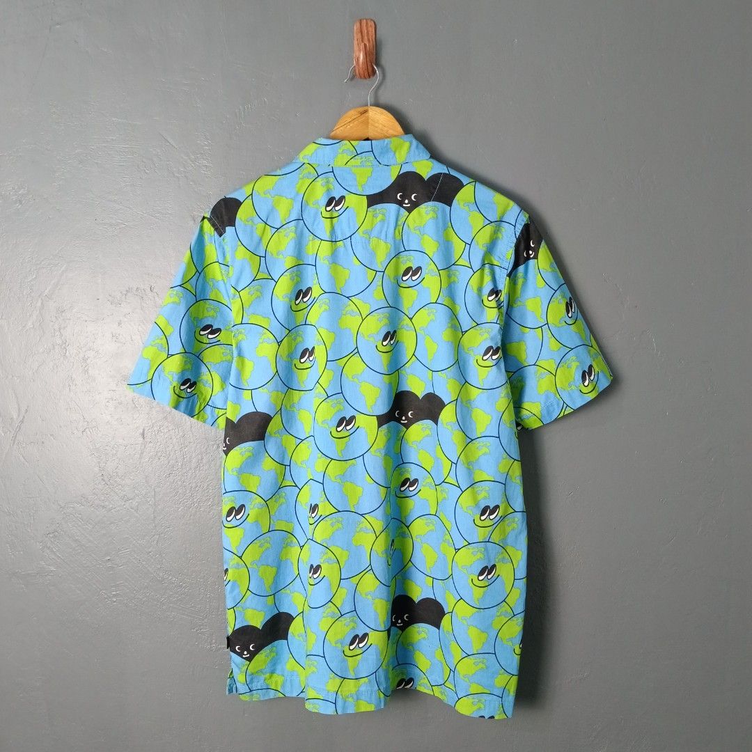 For Men - VANS - Playful Globe (Category: Tshirts & Polo Shirts ) located in Bacolod City. Submitted by drop.ph (Listing ID 1467962829, Image 2). Description: Vans - Playful Globe Authentic *Size M fits L - 22x30 *Excellent *No Flaws *Price: 880php *Add SF if outside Bacolod City .
