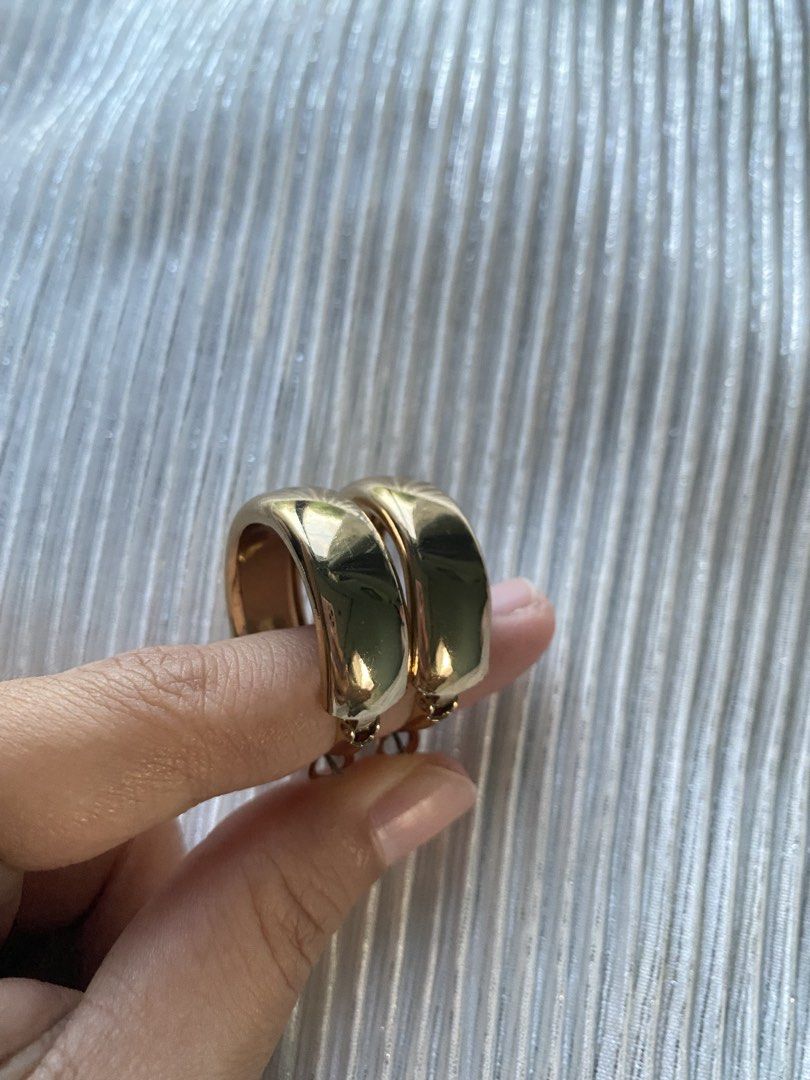 Forever21 Chunky Gold Hoop Earrings (Category: Earrings) located in Tabaco. Submitted by camila_p (Listing ID 1468055955, Image 3). Description: - Thick gold-tone hoop earrings with a polished, shiny finish - Classic dome shape with a versatile medium width - Standard post back closure with a secure clasp - Lightweight design ensures comfort for all-day wear - A must-have everyday staple to instantly dress up any outfit.