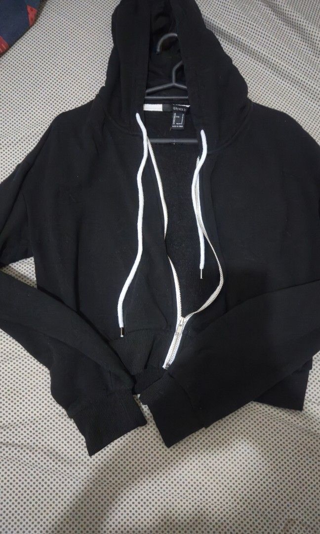 Forever 21 Black Jacket (crop top) (Category: Coats, Jackets and Outerwear) located in Paranaque City. Submitted by mhelai08.collections (Listing ID 1467846823, Image 1). Description: size small (crop top ang fit) original forever 21 walang any discoloration, the color is still good (8.5/10) loc is Paranaque Valley5.