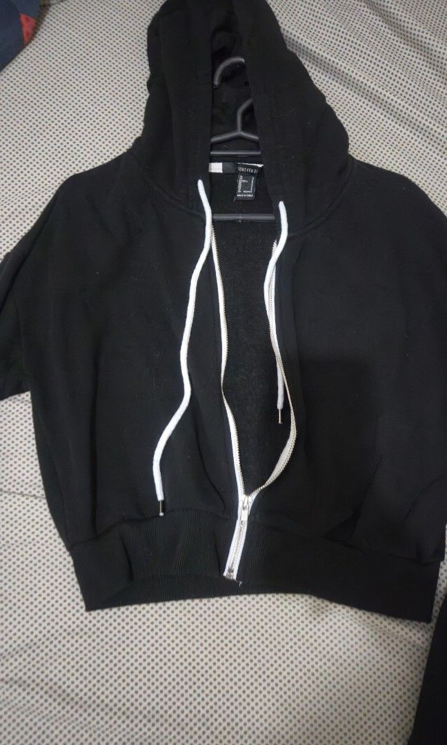 Forever 21 Black Jacket (crop top) (Category: Coats, Jackets and Outerwear) located in Paranaque City. Submitted by mhelai08.collections (Listing ID 1467846823, Image 2). Description: size small (crop top ang fit) original forever 21 walang any discoloration, the color is still good (8.5/10) loc is Paranaque Valley5.