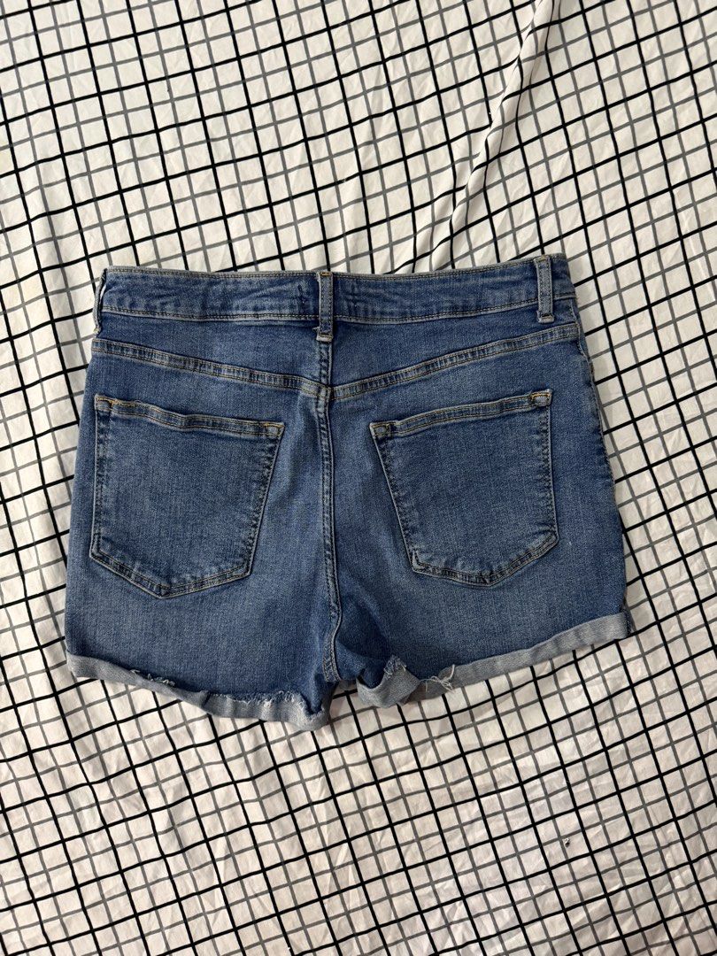Forever 21 highwaisted denim short (Category: Shorts) located in Manila. Submitted by pinkyswearshop2.0 (Listing ID 1467896674, Image 3). Description: .