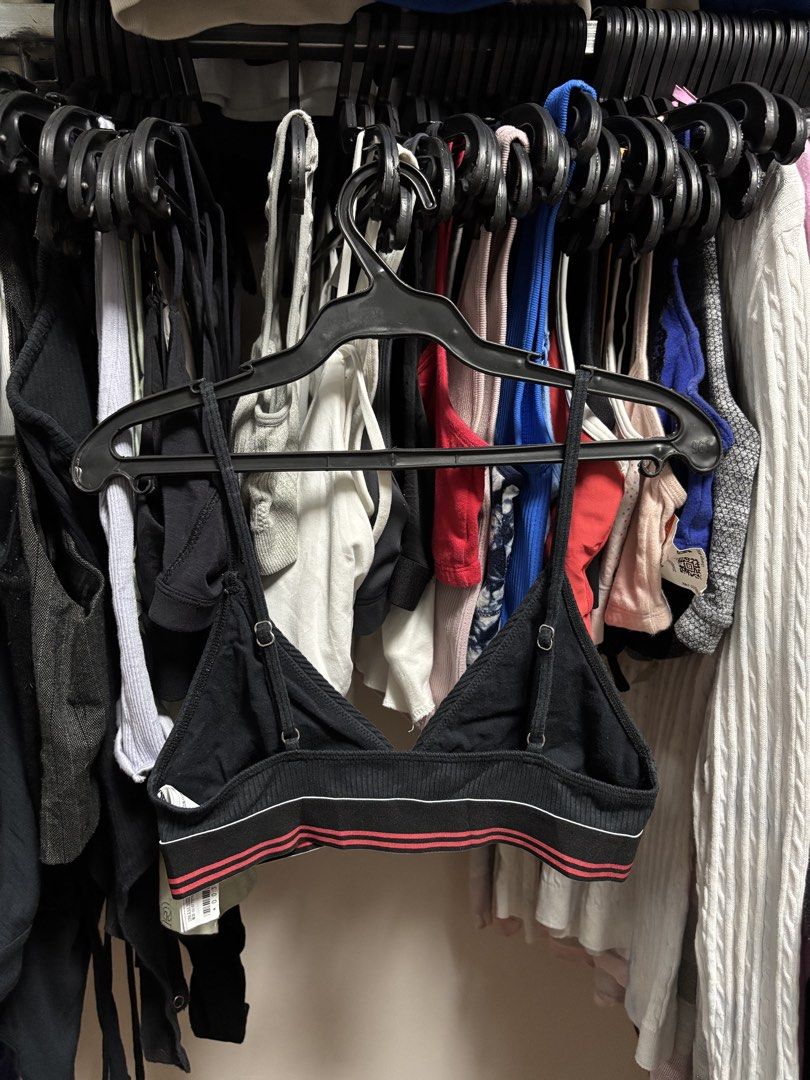 FOREVER 21 sleeveless (Category: Sleeveless) located in Pila. Submitted by isabelasthriftclothes (Listing ID 1467966488, Image 2). Description: .
