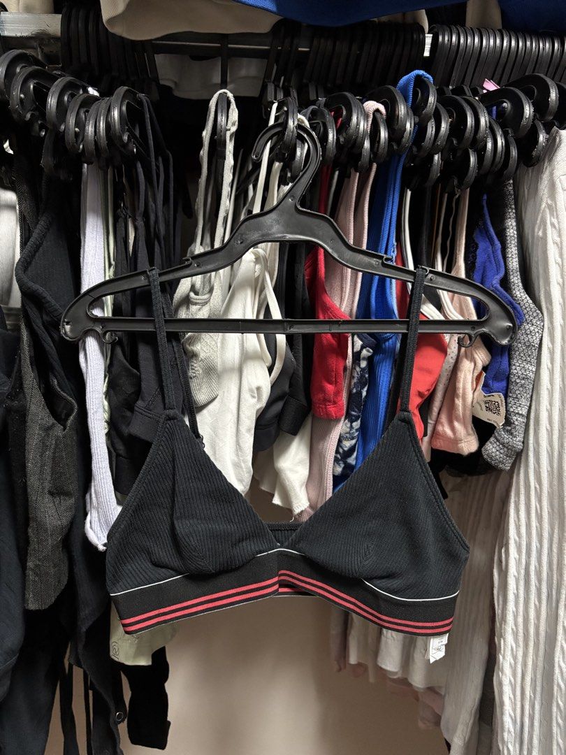 FOREVER 21 sleeveless (Category: Sleeveless) located in Pila. Submitted by isabelasthriftclothes (Listing ID 1467966488, Image 1). Description: .