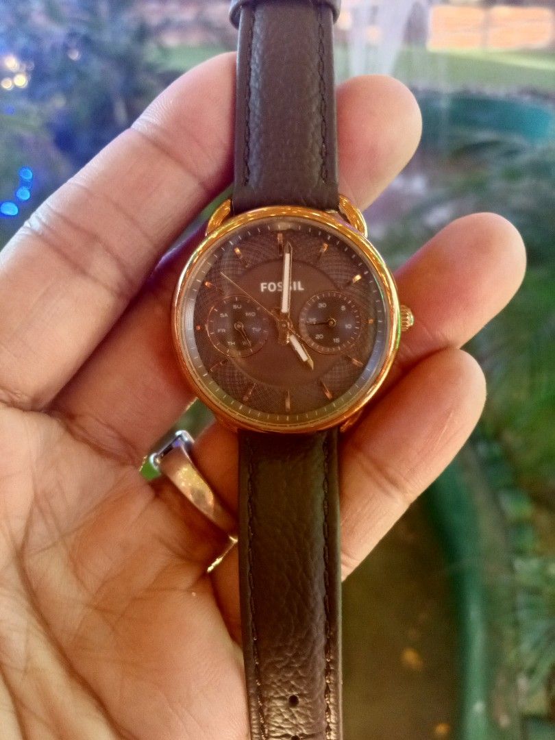 Fossil Brown Leather Strap Gold Tone Wristwatch (Category: Women's Watches) located in Malolos. Submitted by lizarondoe59660 (Listing ID 1467923219, Image 1). Description: - Brand: Fossil - Model: ES3913 - Dial: Textured brown with day and date sub-dials - Case: Rose gold tone with stainless steel back - Strap: Dark brown German leather with buckle closure - Water Resistance: 5 ATM - Condition: Classic everyday timepiece Good condition Replacemen