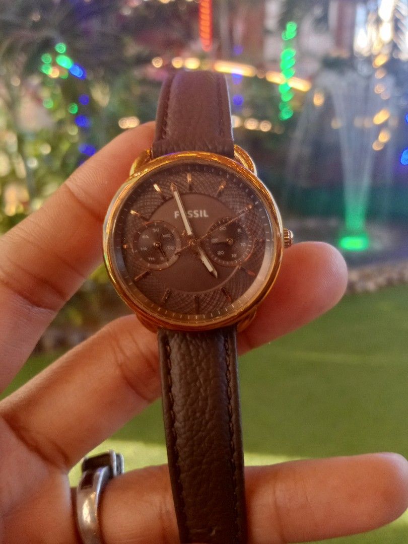 Fossil Brown Leather Strap Gold Tone Wristwatch (Category: Women's Watches) located in Malolos. Submitted by lizarondoe59660 (Listing ID 1467923219, Image 3). Description: - Brand: Fossil - Model: ES3913 - Dial: Textured brown with day and date sub-dials - Case: Rose gold tone with stainless steel back - Strap: Dark brown German leather with buckle closure - Water Resistance: 5 ATM - Condition: Classic everyday timepiece Good condition Replacemen