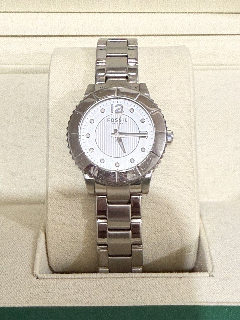 Fossil Watch (Category: Women's Watches) located in Cainta. Submitted by missbelle.ph (Listing ID 1467993658, Image 1). Description: Fossil Watch No battery No box With the extra links.