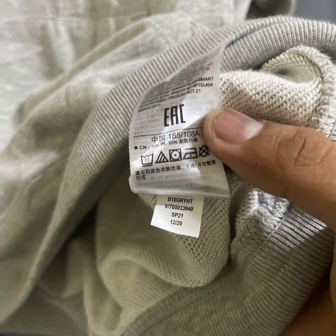 Gap Embozed Print (Category: Activewear) located in Manila. Submitted by kelly_thrifts (Listing ID 1468054720, Image 3). Description: Gap Embozed Print Width - 28 Length - 29 Color ratw - 9.5/10 Excellent Condition Needs wash Complete tags 450 Negotiable.