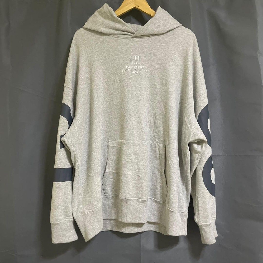 Gap Embozed Print (Category: Activewear) located in Manila. Submitted by kelly_thrifts (Listing ID 1468054720, Image 1). Description: Gap Embozed Print Width - 28 Length - 29 Color ratw - 9.5/10 Excellent Condition Needs wash Complete tags 450 Negotiable.