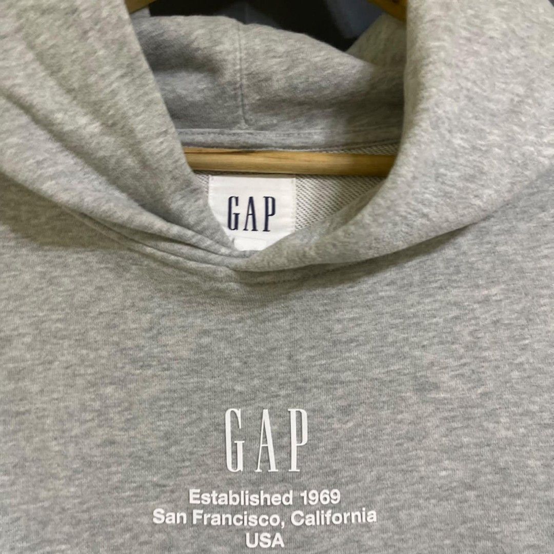 Gap Embozed Print (Category: Activewear) located in Manila. Submitted by kelly_thrifts (Listing ID 1468054720, Image 2). Description: Gap Embozed Print Width - 28 Length - 29 Color ratw - 9.5/10 Excellent Condition Needs wash Complete tags 450 Negotiable.