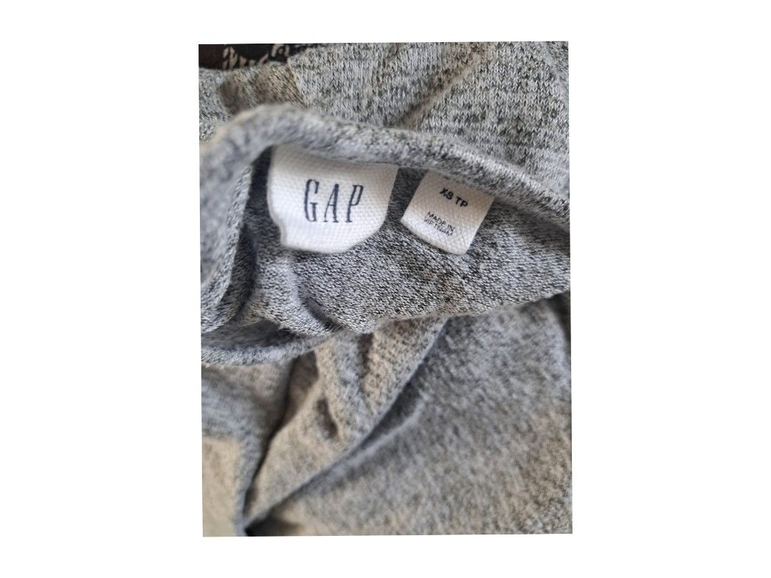 Gap Gray Dress (Category: Dresses) located in Legazpi City. Submitted by alyblueberyl (Listing ID 1467915301, Image 3). Description: Size XS Stretchable and comfy material.