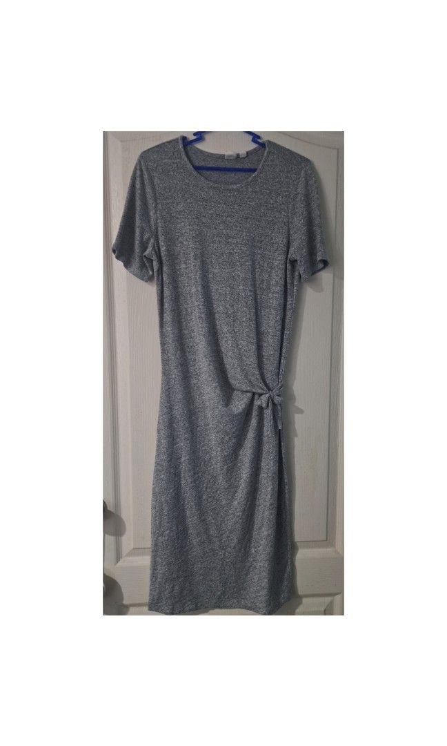 Gap Gray Dress (Category: Dresses) located in Legazpi City. Submitted by alyblueberyl (Listing ID 1467915301, Image 1). Description: Size XS Stretchable and comfy material.