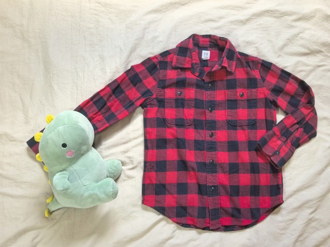 GAP Kids polo – Size S (Category: Babies & Kids Fashion) located in Tacloban City. Submitted by curatedbygenz (Listing ID 1467929731, Image 1). Description: ✨ Soft, cozy flannel fabric ✨ Long sleeves with button cuffs ✨ Button-down front closure ✨ Two front chest pockets ✨ Classic collar ✨ Perfect for casual wear, layering, and cooler weather Brand: GAP Kids Size: Small (S), Regular Color: Red and navy blue Estimated age: Approximately 6–8 years 