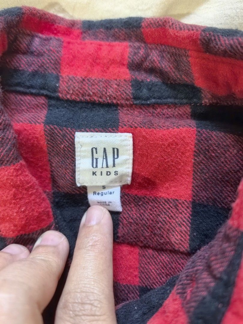 GAP Kids polo – Size S (Category: Babies & Kids Fashion) located in Tacloban City. Submitted by curatedbygenz (Listing ID 1467929731, Image 2). Description: ✨ Soft, cozy flannel fabric ✨ Long sleeves with button cuffs ✨ Button-down front closure ✨ Two front chest pockets ✨ Classic collar ✨ Perfect for casual wear, layering, and cooler weather Brand: GAP Kids Size: Small (S), Regular Color: Red and navy blue Estimated age: Approximately 6–8 years 